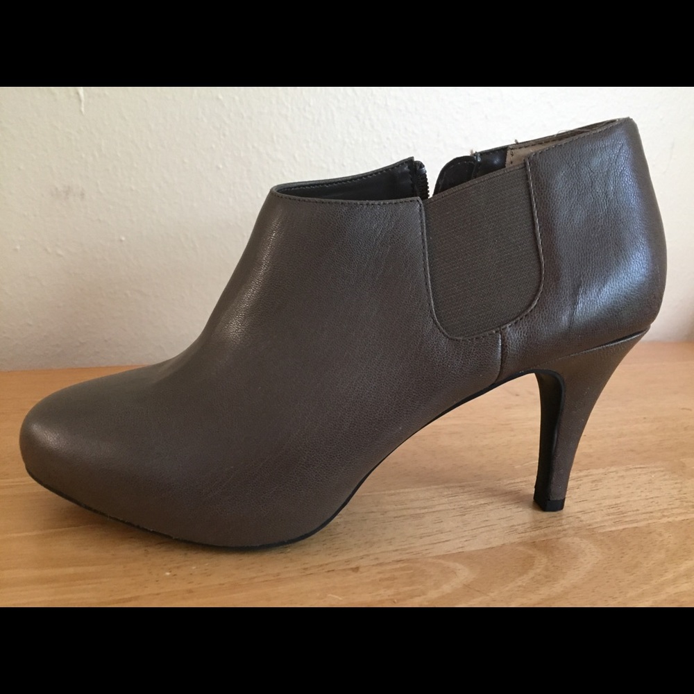 Me Too brown booties size 9